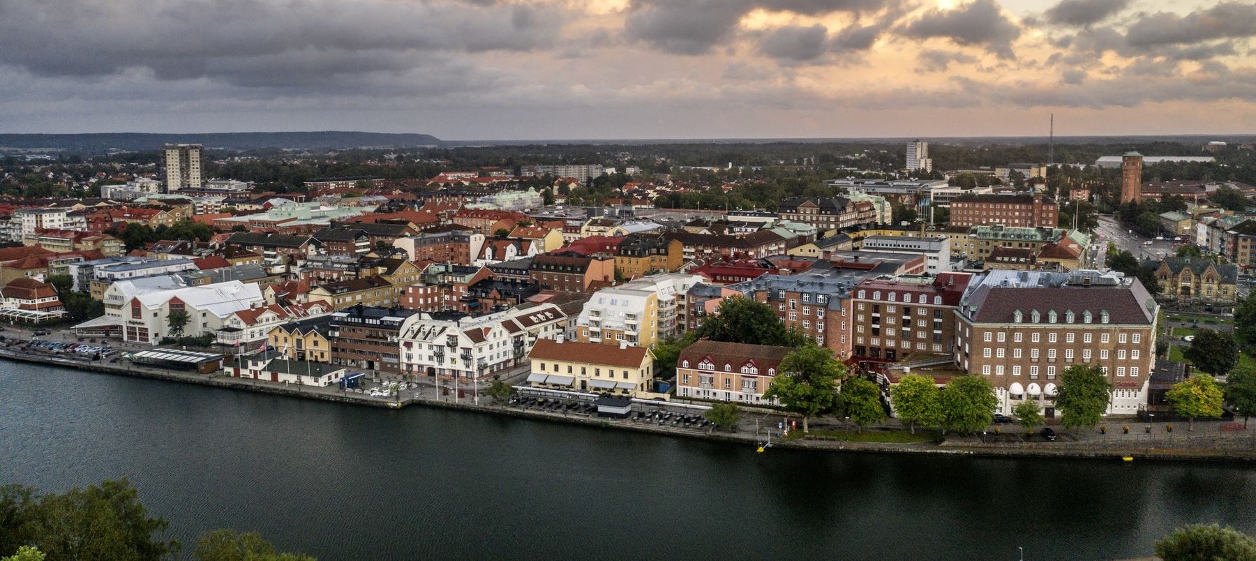 Vy över kanalen och stadskärnan i Trollhättan